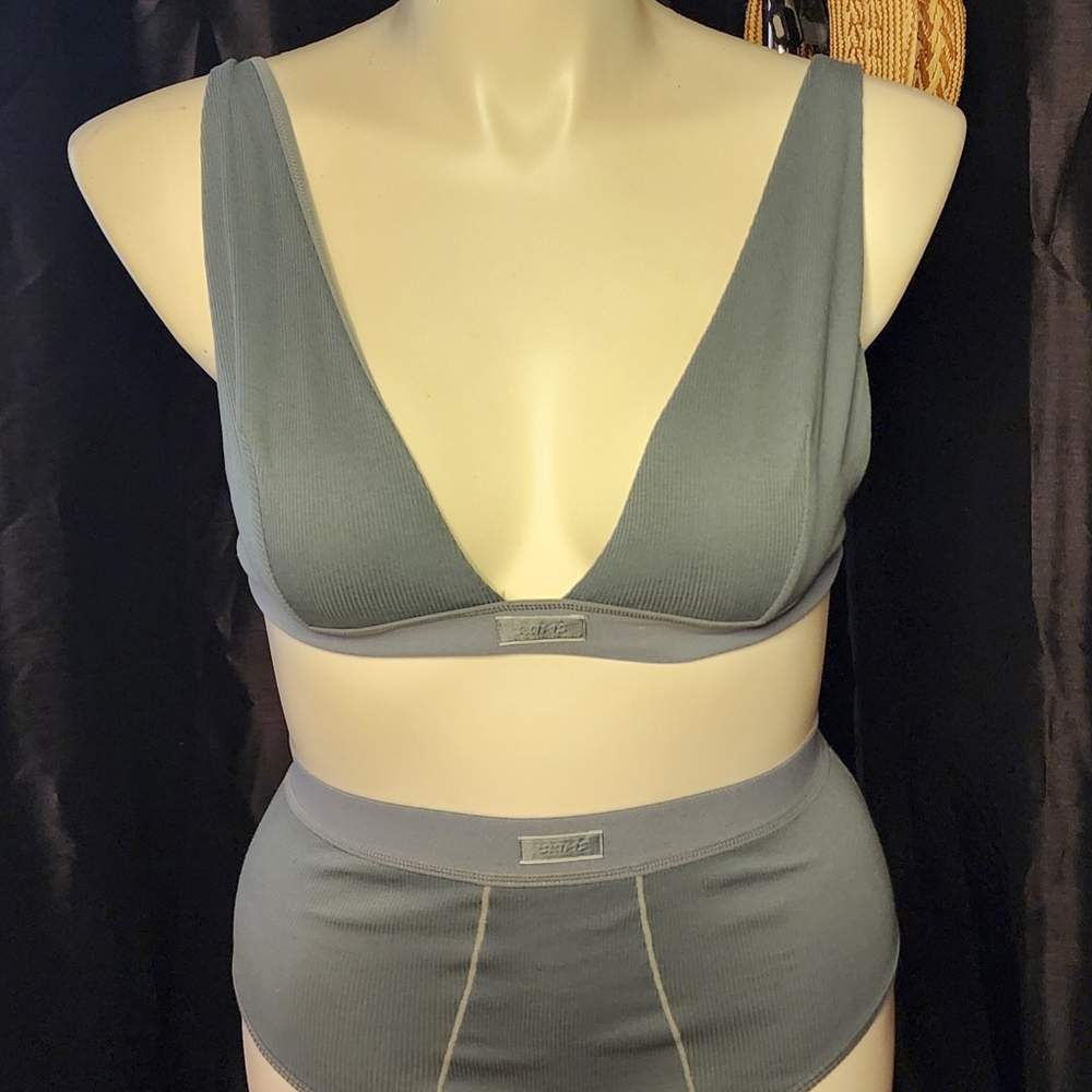 SKIMS NWT Deep Plunge Bra 3XL (Runs Small)
